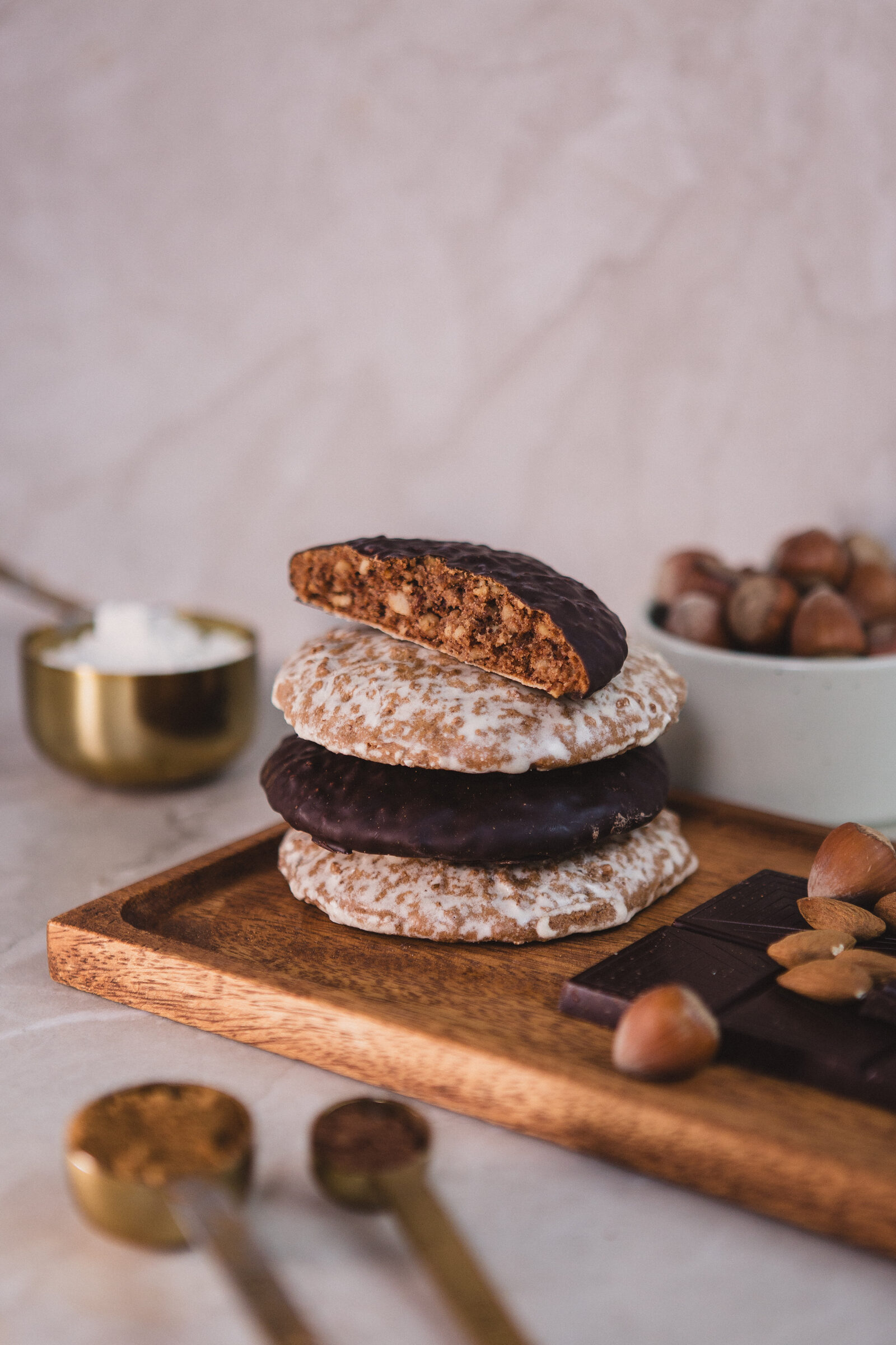 HAUS ELISE Elisenlebkuchen — Stapel mit dunkler Schokolade, Zuckerglasur und Haselnüssen
